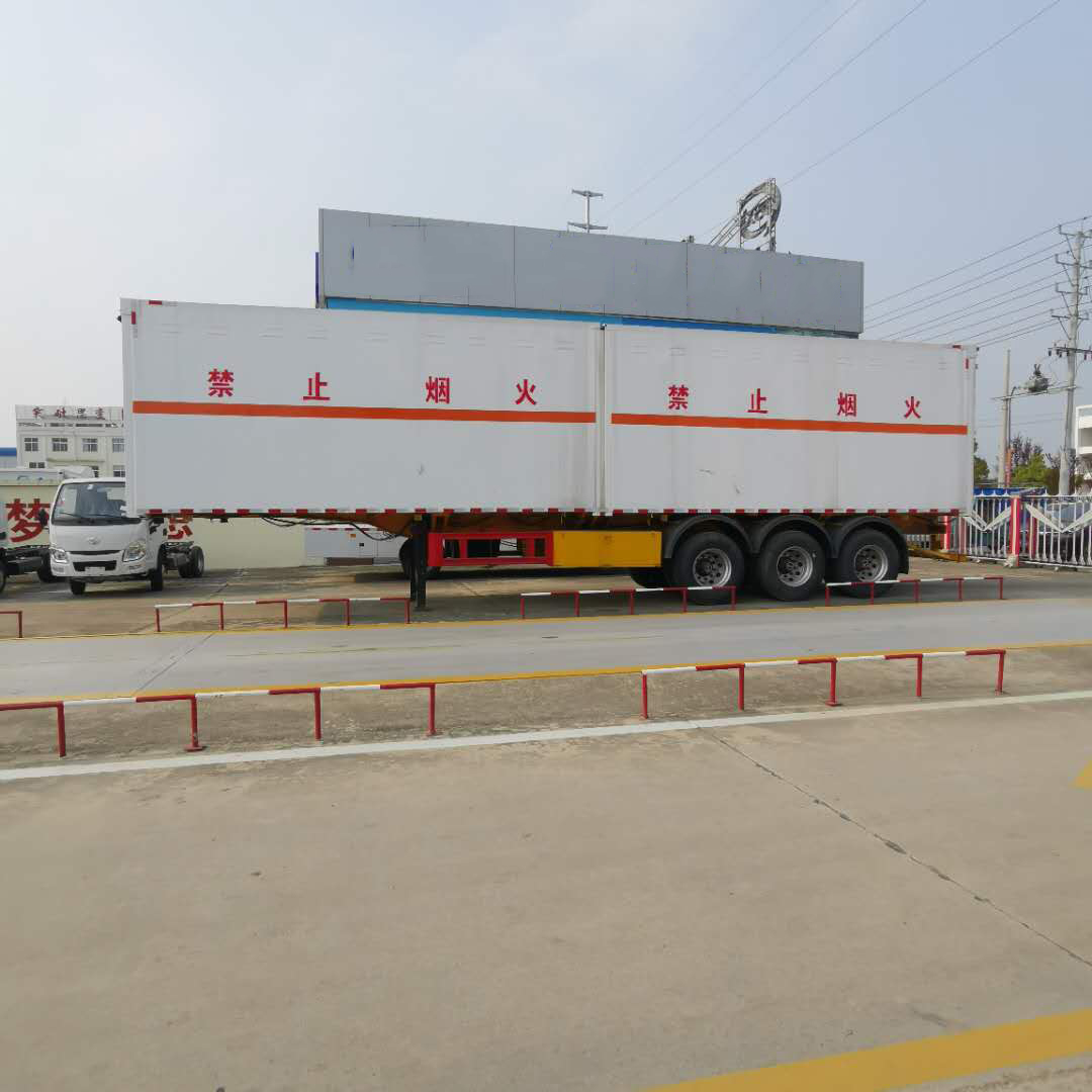 13米半掛式廢機(jī)油廂式危化車 高效合規(guī)運(yùn)輸九類危險品的專業(yè)選擇