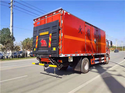 東風柳汽6.6米腐蝕性物品廂式運輸車 尾部搭載凱卓立液壓尾板的卓越之選